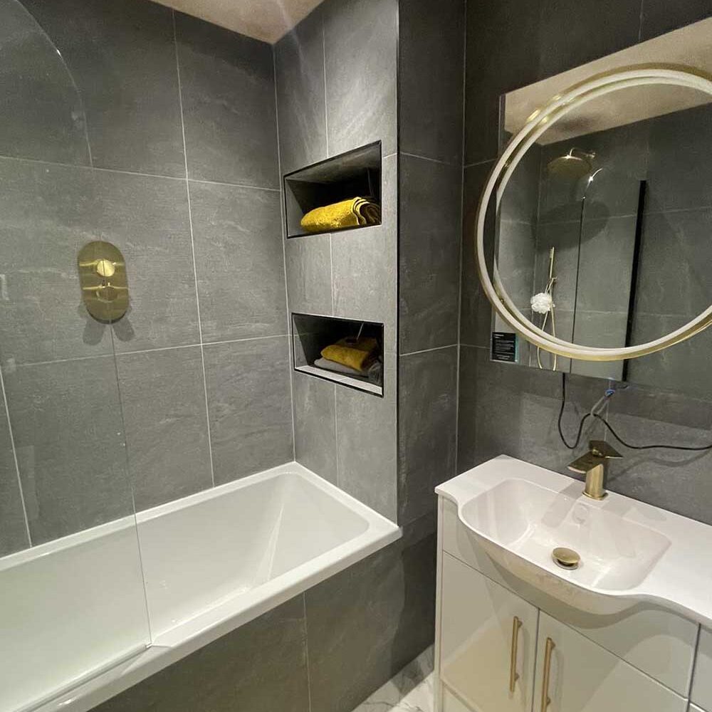 317911614_595670172560023_8728745702031753093_n Bathroom with grey marble effect tiles and gold accents